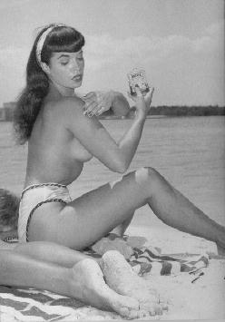 Bettie Page - am Strand mit Sonnencreme