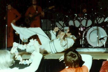 Elvis Presley - am Boden